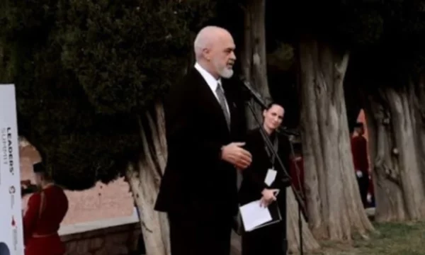 Çfarë duhet të bëj, të këndoj? Rama ironizon para mediave në Procesin e Berlinit