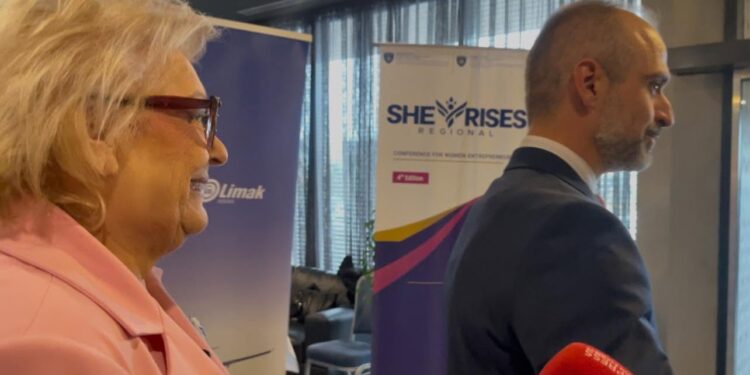 Presidentja hesht për vrasjen e Arlinda Zekajt kur pyetet nga gazetarët