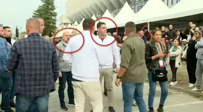 Millan Radoiçiq pranë djalit të Vuçiqit në tubimin parazgjedhor të SNS-së në Kragujevc