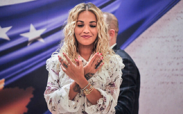 Rita Ora shpërndan momentin kur Justina Shiroka-Pula betohet si presidente