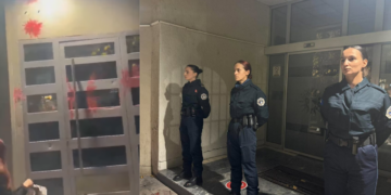 Protestuesit hedhin letrën e Arlinda Zekajt dhe ngjyrë të kuqe para objektit të Policisë së Kosovës