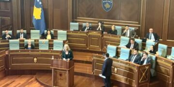 Përplasje në kuvend, Teuta Haxhiu nuk e lëshon foltoren pasi i përfundon koha për fjalim