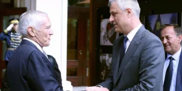 “Millosheviqi mendje gjenocidale”, Clark: Thaçi patriot, u kthye në Kosovë në kohë krize
