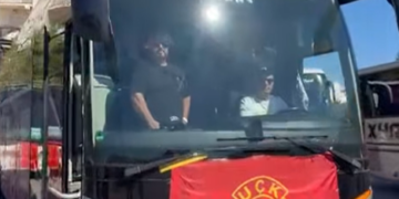Niset flota nga Prizreni: Qytetarët marshojnë drejt Prishtinës në mbështetje të UÇK-së (VIDEO)