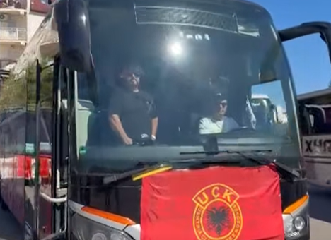Niset flota nga Prizreni: Qytetarët marshojnë drejt Prishtinës në mbështetje të UÇK-së (VIDEO)