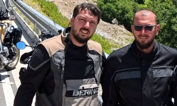 Aksidenti me motoçikletë i merr jetën Beratit, vëllait të aktorit të njohur