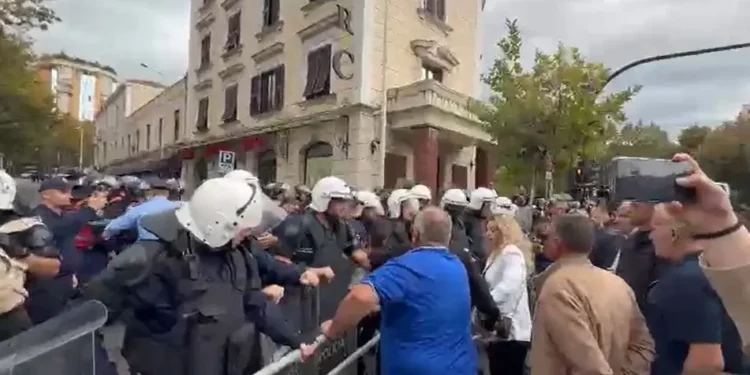 Sherr brenda e jashtë Kuvendit të Shqipërisë, protestuesit përplasen me policinë, përdoret sprej lotsjellës