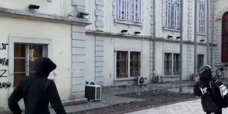 Situatë e tensionuar edhe në Shkodër, studentët qëllojnë me gurë dhe thyejnë xhamat e Bashkisë