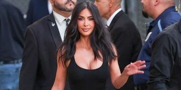 Kim Kardashian tërheq vëmendjen me fustanin e zi në “Jimmy Kimmel Live”