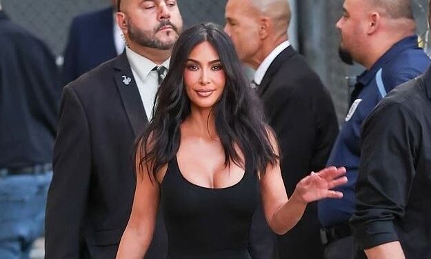 Kim Kardashian tërheq vëmendjen me fustanin e zi në “Jimmy Kimmel Live”